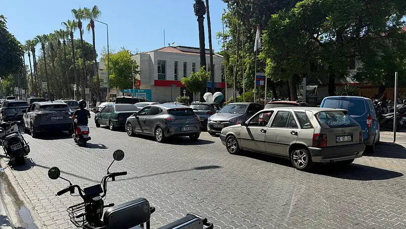 Fethiye Atatürk Caddesi'nde Çift Sıra Park Trafiği Olumsuz Etkiliyor