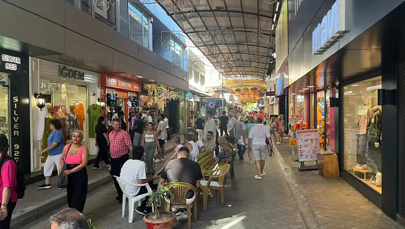 Fethiye'de Eylül Ayında 'Şemsiyeli Sokak'ta Turist Yoğunluğu