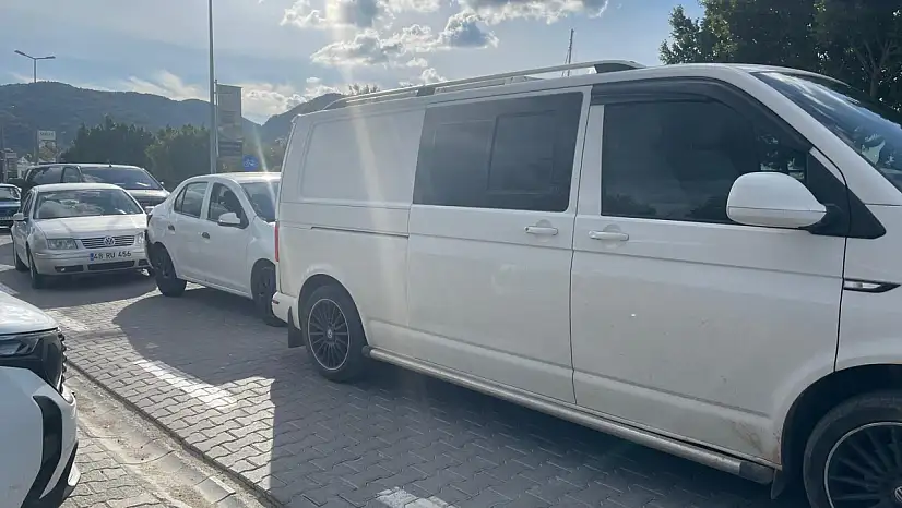 Fethiye'de zincirleme trafik kazası: 3 araçta maddi hasar
