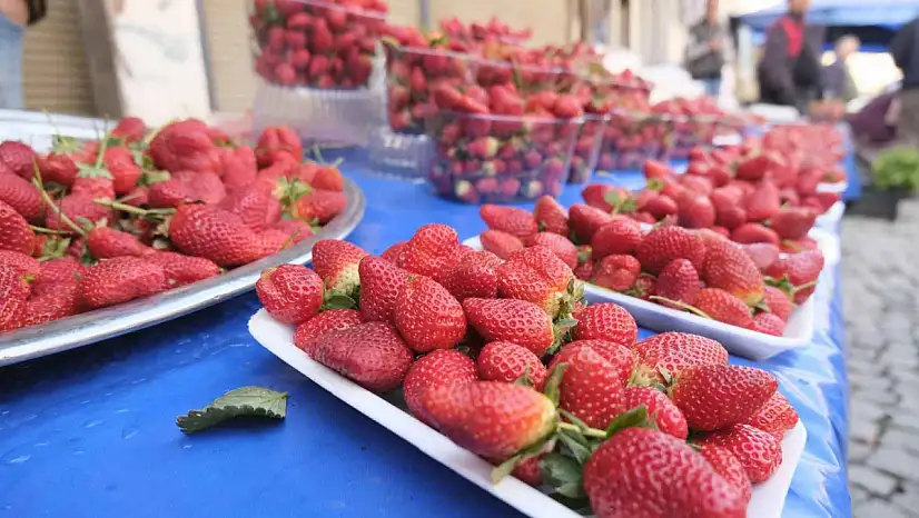 Fethiye Salı Pazarı'nda çileğin kilosu 150 lira!