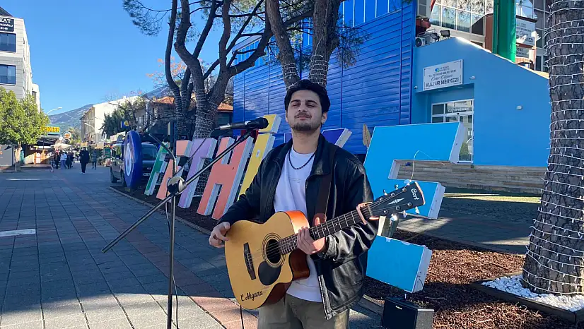 Fethiye sokaklarında müzik sesi: Çağatay Fazıl Akgün gönüllere dokunuyor