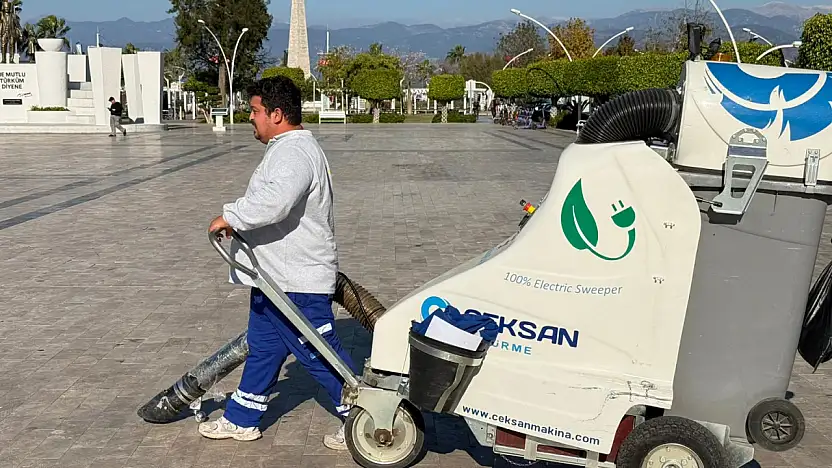 Beşkaza Meydanı'ndaki izmaritler 'Fil' ile temizleniyor