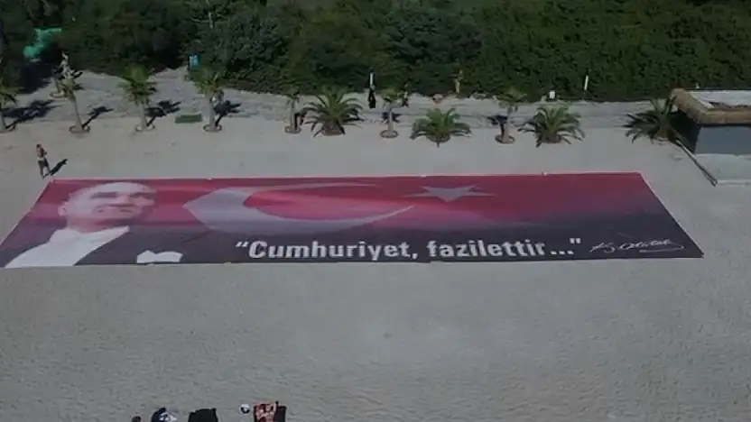 Dev Bayrak Açıldı