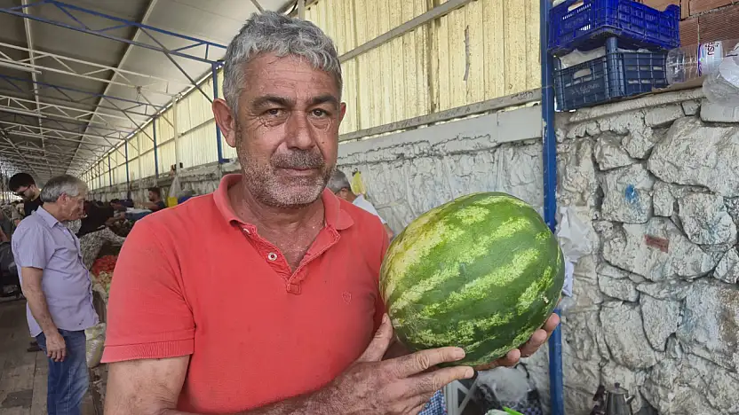 Fethiye'de karpuzlar Cuma Pazarı'ndaki yerini aldı