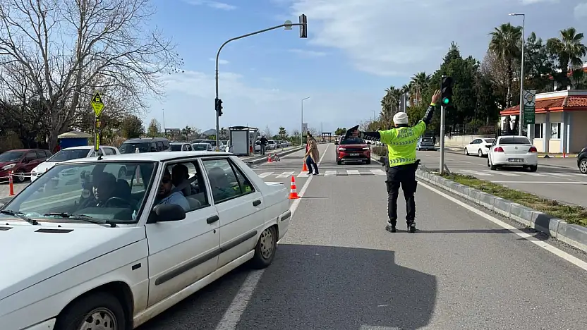 Fethiye Devlet Hastanesi önünde motosiklet ve otomobillere yönelik uygulama