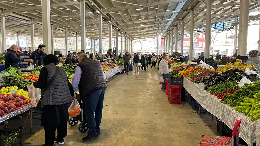 Fethiye Patlangıç Pazarı'nda vatandaşlar bütçelerine göre alışveriş yaptı
