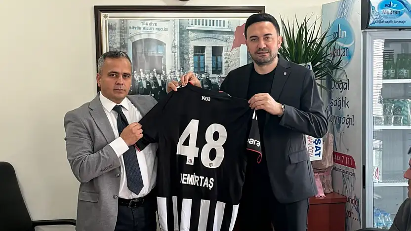 Kamil Mutlu Demirtaş'a Beşiktaş forması hediye edildi