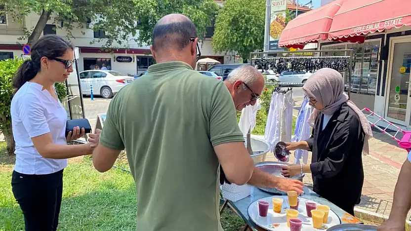 Mesude Yılmaz'ın Sene-i Devriyesinde Vatandaşa Şerbet İkramı