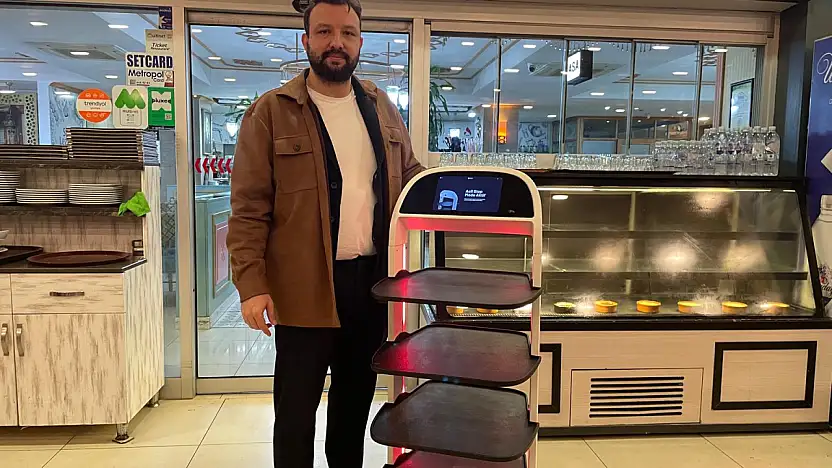 Restoranda Servis Robotu Kullanılıyor
