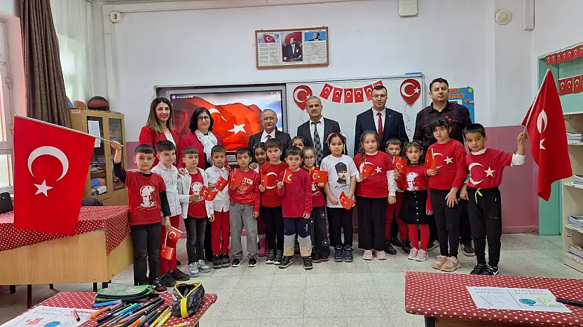 Seydikemer'de öğrenciler ikinci döneme 'Bayrak Sevgisiyle' başladı