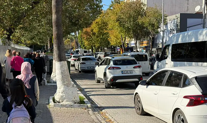 Atatürk Caddesi'nde çift sıra park sorunu trafiği felç ediyor