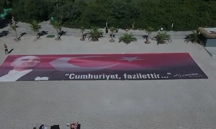 Dev Bayrak Açıldı