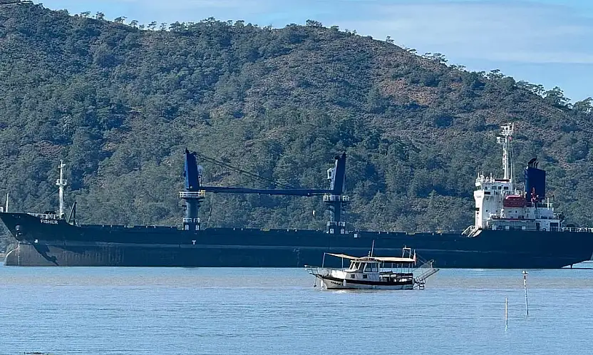 Dev yük gemisi Fethiye Körfezi'ne demirledi