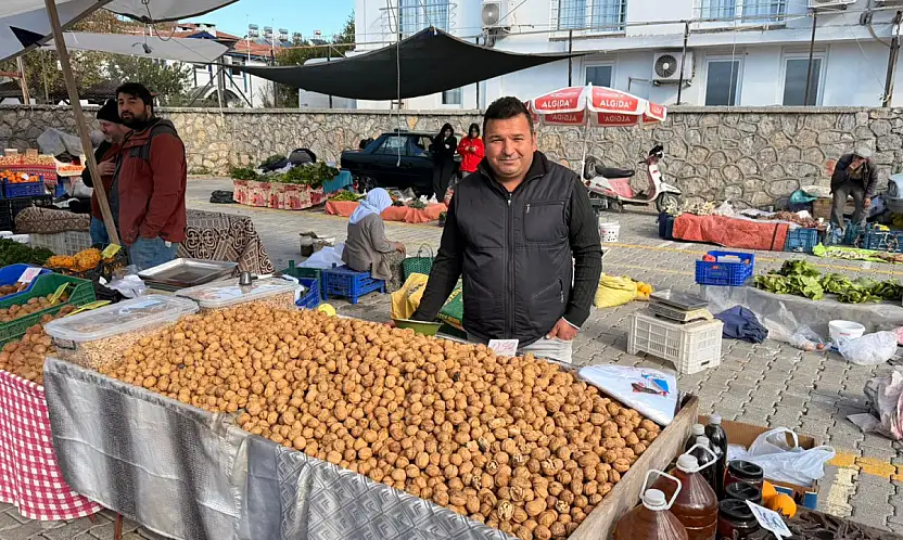 Fethiye Cuma Pazarı'nda ceviz satışı