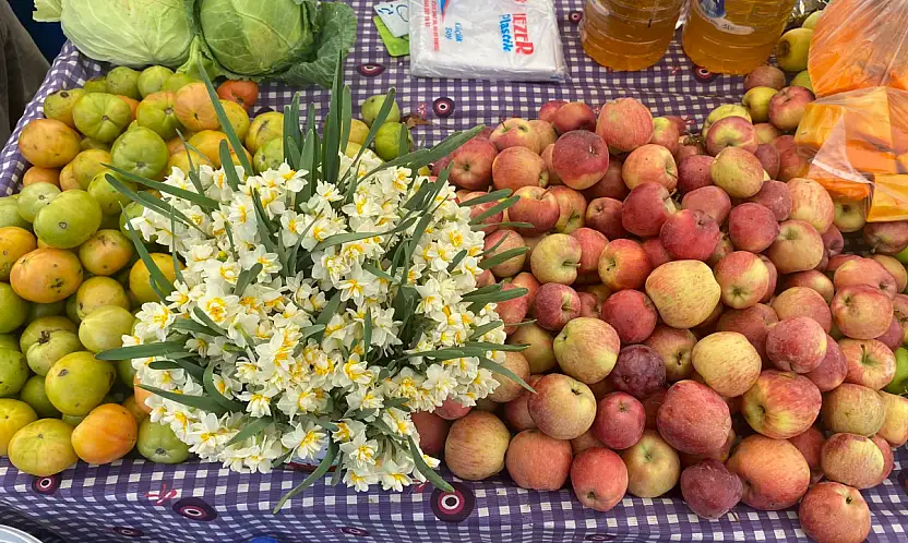 Fethiye Cuma Pazarı'nda üreticiler ürünlerini vatandaşla buluşturdu