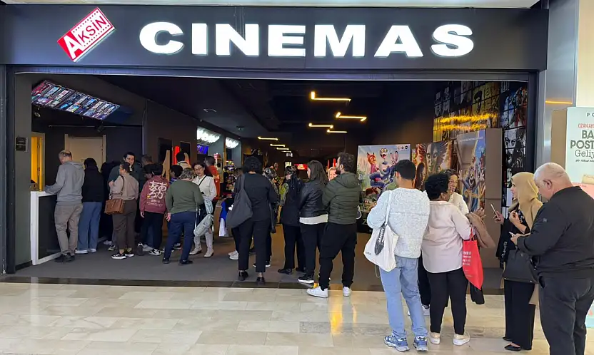 Fethiye'de 100 kadın Erasta AVM'de 'Adile' filmini izleyip örgü ördü