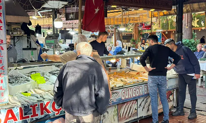 Fethiye'de balık sezonu bereketi: Tezgahların gözdesi küçük balıklar
