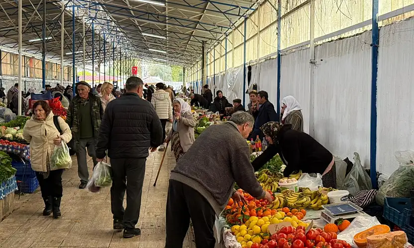 Fethiye'de Cuma Pazarı tezgahlarında sebze ve meyve fiyatları