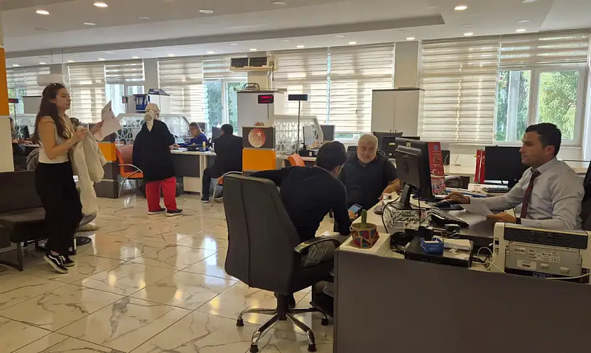 Fethiye'de eski tip ehliyet yoğunluğu Vatandaşlar son günde Nüfus Müdürlüğü'ne akın etti