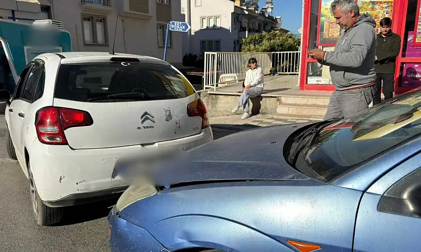 Fethiye'de iki araç çarpıştı maddi hasar oluştu