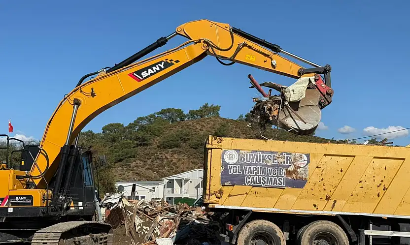 Fethiye'de Koca Çalış'taki kaçak kıyı işletmeleri yıkılıyor