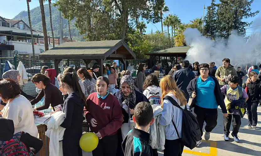 Fethiye'de okul bahçesinde renkli kermes