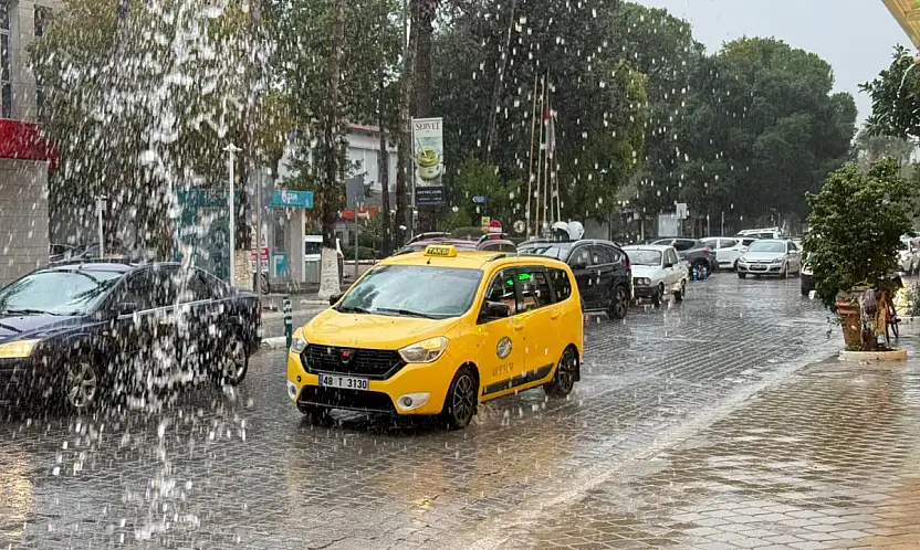 Fethiye'de sağanak ve dolu etkili oluyor