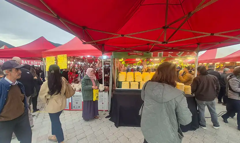 Fethiye Hamsi Festivali'nde yöresel lezzetlere yoğun ilgi: 'Şifa kaynağı kozalak pekmezi getirdik'