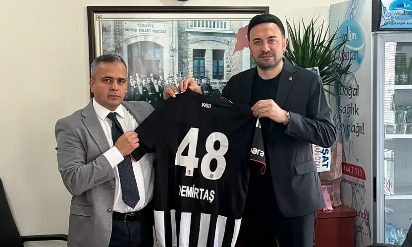 Kamil Mutlu Demirtaş'a Beşiktaş forması hediye edildi