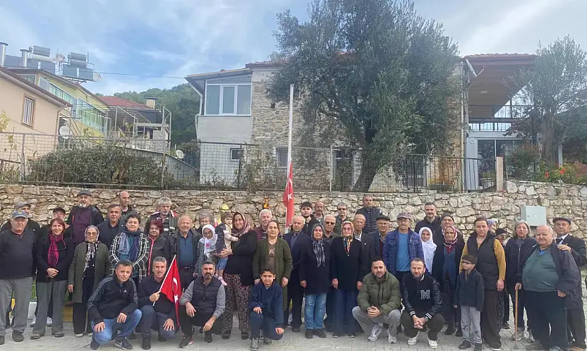 Kızılbel'de Atatürk İçin Köy Meydanında Anma Töreni