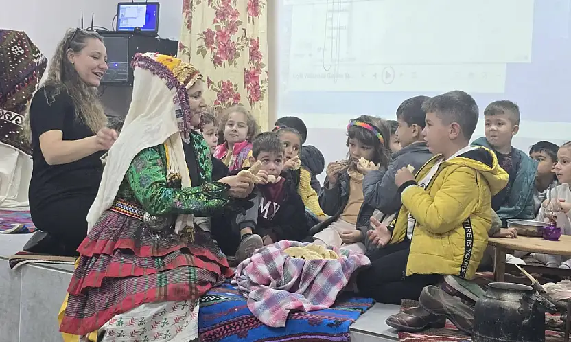 Ramazan Kıvrak, Fethiye'de öğrencilerle yöre kültürünü paylaştı