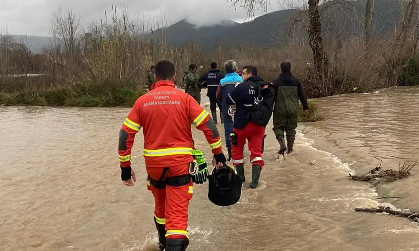 Seydikemer'de Mahsur Kalan Vatandaşlar İtfaiye Ekiplerince Kurtarıldı