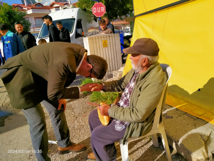 Kökten çocuklara top hediye etti