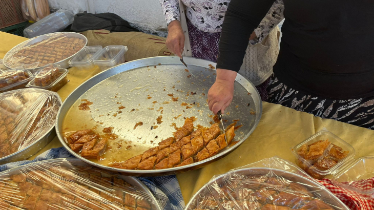 Bayram için ev yapımı baklavalar satışta