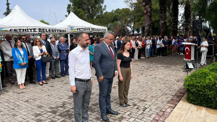 CHP'den çelenk sunma töreni