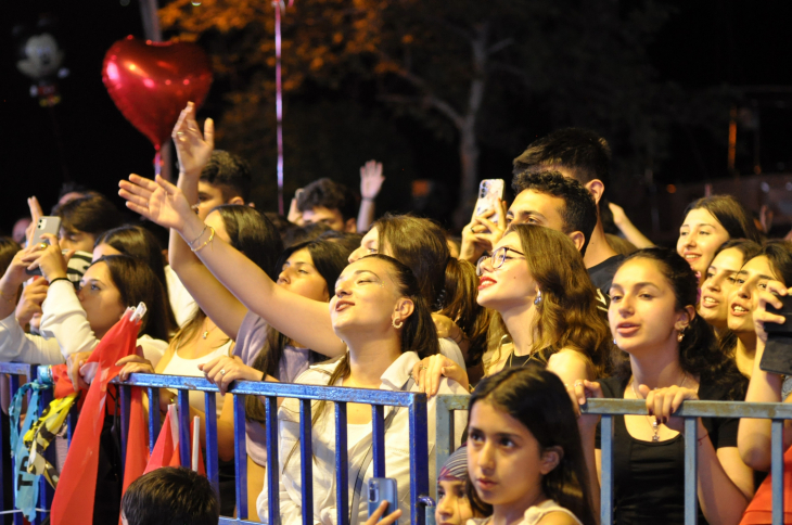 Fethiye'de Onur Asilkılıç ve Gece Yolcuları'ndan gençlik konseri