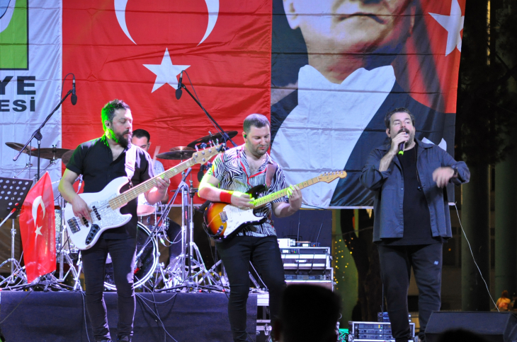 Fethiye'de Onur Asilkılıç ve Gece Yolcuları'ndan gençlik konseri