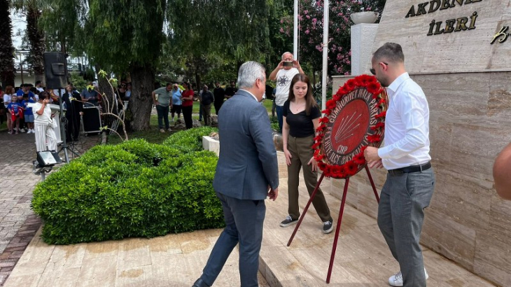 CHP'den çelenk sunma töreni